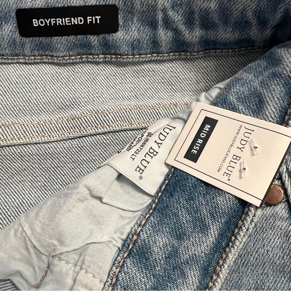 Judy Blue Star Bright Boyfriend Jeans - Picture 13 of 14